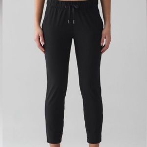 Lululemon On The Fly Pant 7/8, size 6, black.